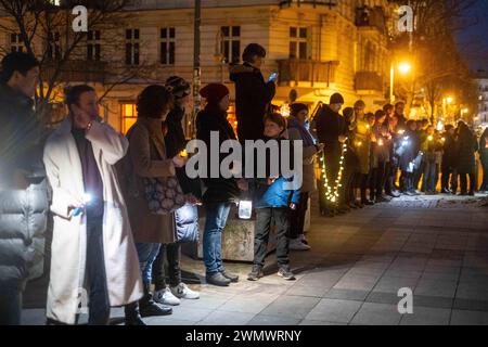 Anwohner protestieren am Helmholtzplatz in Berlin-Prenzlauer Berg mit einer Lichterkette gegen Hass uns rechte Hetze. / Anwohner protestieren am Helmholtzplatz in Berlin-Prenzlauer Berg mit einer Lichterkette gegen Hass und rechte Hetze. Protest gegen Hass und Hetze in Berlin *** Anwohner protestieren gegen Hass und rechte Hetze am Helmholtzplatz in Berlin Prenzlauer Berg mit einer Lichterkette Anwohner protestieren gegen Hass und rechte Hetze am Helmholtzplatz in Berlin Prenzlauer Berg mit einer Lichterkette gegen Hass und Hass Agitation in Berlin snph202402186517.jpg Stockfoto