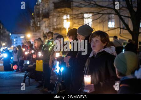 Anwohner protestieren am Helmholtzplatz in Berlin-Prenzlauer Berg mit einer Lichterkette gegen Hass uns rechte Hetze. / Anwohner protestieren am Helmholtzplatz in Berlin-Prenzlauer Berg mit einer Lichterkette gegen Hass und rechte Hetze. Protest gegen Hass und Hetze in Berlin *** Anwohner protestieren gegen Hass und rechte Hetze am Helmholtzplatz in Berlin Prenzlauer Berg mit einer Lichterkette Anwohner protestieren gegen Hass und rechte Hetze am Helmholtzplatz in Berlin Prenzlauer Berg mit einer Lichterkette gegen Hass und Hass Agitation in Berlin snph202402186558.jpg Stockfoto