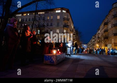 Anwohner protestieren am Helmholtzplatz in Berlin-Prenzlauer Berg mit einer Lichterkette gegen Hass uns rechte Hetze. / Anwohner protestieren am Helmholtzplatz in Berlin-Prenzlauer Berg mit einer Lichterkette gegen Hass und rechte Hetze. Protest gegen Hass und Hetze in Berlin *** Anwohner protestieren gegen Hass und rechte Hetze am Helmholtzplatz in Berlin Prenzlauer Berg mit einer Lichterkette Anwohner protestieren gegen Hass und rechte Hetze am Helmholtzplatz in Berlin Prenzlauer Berg mit einer Lichterkette gegen Hass und Hass Agitation in Berlin snph202402186658.jpg Stockfoto