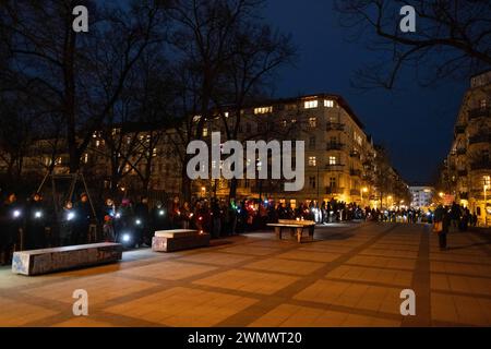 Anwohner protestieren am Helmholtzplatz in Berlin-Prenzlauer Berg mit einer Lichterkette gegen Hass uns rechte Hetze. / Anwohner protestieren am Helmholtzplatz in Berlin-Prenzlauer Berg mit einer Lichterkette gegen Hass und rechte Hetze. Protest gegen Hass und Hetze in Berlin *** Anwohner protestieren gegen Hass und rechte Hetze am Helmholtzplatz in Berlin Prenzlauer Berg mit einer Lichterkette Anwohner protestieren gegen Hass und rechte Hetze am Helmholtzplatz in Berlin Prenzlauer Berg mit einer Lichterkette gegen Hass und Hass Agitation in Berlin snph202402186665.jpg Stockfoto