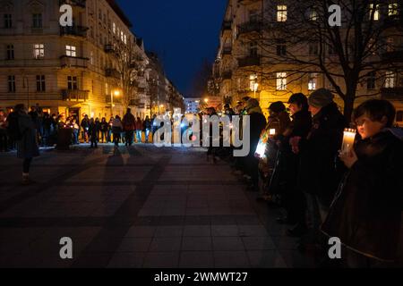 Anwohner protestieren am Helmholtzplatz in Berlin-Prenzlauer Berg mit einer Lichterkette gegen Hass uns rechte Hetze. / Anwohner protestieren am Helmholtzplatz in Berlin-Prenzlauer Berg mit einer Lichterkette gegen Hass und rechte Hetze. Protest gegen Hass und Hetze in Berlin *** Anwohner protestieren gegen Hass und rechte Hetze am Helmholtzplatz in Berlin Prenzlauer Berg mit einer Lichterkette Anwohner protestieren gegen Hass und rechte Hetze am Helmholtzplatz in Berlin Prenzlauer Berg mit einer Lichterkette gegen Hass und Hass Agitation in Berlin snph202402186692.jpg Stockfoto