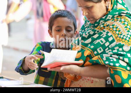 Dhaka, Bangladesch. Februar 2024. Die Menschen treffen sich auf der Amar Ekushey Buchmesse in Suhrawardy Uddyan, in Dhaka, Bangladesch, am 27. Februar 2024. Die Amar Ekushey Buchmesse ist eine monatelange Veranstaltung in Dhaka, Bangladesch, die 2024 vom 1. Bis 29. Februar stattfindet. Die Messe findet in den Räumlichkeiten der Bangla Academy und Suhrawardy Udyan statt. Foto: Suvra Kanti das/ABACAPRESS.COM Credit: Abaca Press/Alamy Live News Stockfoto