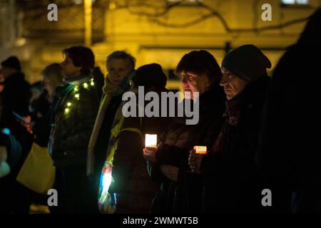 Anwohner protestieren am Helmholtzplatz in Berlin-Prenzlauer Berg mit einer Lichterkette gegen Hass uns rechte Hetze. / Anwohner protestieren am Helmholtzplatz in Berlin-Prenzlauer Berg mit einer Lichterkette gegen Hass und rechte Hetze. Protest gegen Hass und Hetze in Berlin *** Anwohner protestieren gegen Hass und rechte Hetze am Helmholtzplatz in Berlin Prenzlauer Berg mit einer Lichterkette Anwohner protestieren gegen Hass und rechte Hetze am Helmholtzplatz in Berlin Prenzlauer Berg mit einer Lichterkette gegen Hass und Hass Agitation in Berlin snph202402186727.jpg Stockfoto