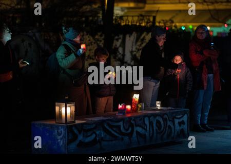 Anwohner protestieren am Helmholtzplatz in Berlin-Prenzlauer Berg mit einer Lichterkette gegen Hass uns rechte Hetze. / Anwohner protestieren am Helmholtzplatz in Berlin-Prenzlauer Berg mit einer Lichterkette gegen Hass und rechte Hetze. Protest gegen Hass und Hetze in Berlin *** Anwohner protestieren gegen Hass und rechte Hetze am Helmholtzplatz in Berlin Prenzlauer Berg mit einer Lichterkette Anwohner protestieren gegen Hass und rechte Hetze am Helmholtzplatz in Berlin Prenzlauer Berg mit einer Lichterkette gegen Hass und Hass Agitation in Berlin snph202402186755.jpg Stockfoto