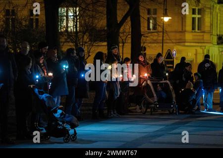 Anwohner protestieren am Helmholtzplatz in Berlin-Prenzlauer Berg mit einer Lichterkette gegen Hass uns rechte Hetze. / Anwohner protestieren am Helmholtzplatz in Berlin-Prenzlauer Berg mit einer Lichterkette gegen Hass und rechte Hetze. Protest gegen Hass und Hetze in Berlin *** Anwohner protestieren gegen Hass und rechte Hetze am Helmholtzplatz in Berlin Prenzlauer Berg mit einer Lichterkette Anwohner protestieren gegen Hass und rechte Hetze am Helmholtzplatz in Berlin Prenzlauer Berg mit einer Lichterkette gegen Hass und Hass Agitation in Berlin snph202402186772.jpg Stockfoto