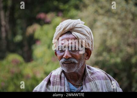 Porträt eines alten Hindus in weißem Turban in Maharashtra Indien. Indischer Schäferhund mit traditioneller Hindukostüm. Maharashtra, Indien, Februar 25,2024 Stockfoto