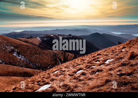 Träumen Sie über die Berge. Panoramablick vom Berg Mottarone an einem Wintermorgen. Piemont - Italien. Stockfoto