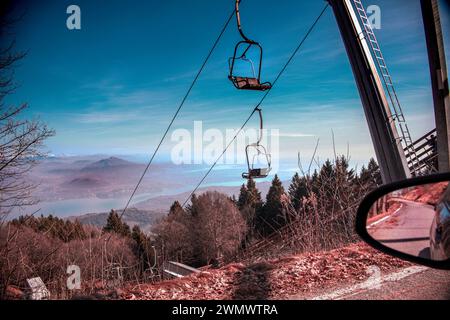Der Sessellift am blauen Himmel. Eindrucksvolle Aussicht vom Mottarone Berg (Stresa Seite) an einem Wintermorgen. Seen und Berge im Hintergrund. Stockfoto