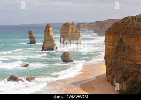 Die berühmten 12 Apostel an einem sonnigen Tag in Port Campbell Victoria Australien am 3. Oktober 2023 Stockfoto