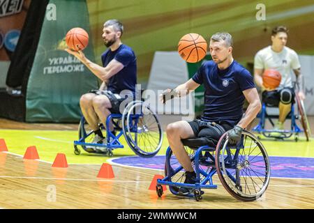 KIEW, UKRAINE - 27. FEBRUAR 2024 - eine offene Rollstuhlbasketballtrainingsveranstaltung für Mitglieder des Teams, das die Ukraine bei den United States Air Force Trials 2024 in Las Vegas im März in Kiew, Hauptstadt der Ukraine, vertreten wird. Stockfoto