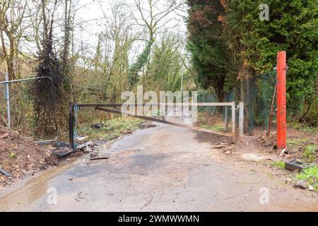 Dudley, West Midlands, Großbritannien. Februar 2024. Nach der Nachricht, dass die Besitzer des Crooked House, das letzten August niedergebrannt wurde, angewiesen wurden, den berühmten Pub in der Nähe von Dudley, West Midlands, wiederaufzubauen. Der Standort verschlechtert sich derzeit, und die zweihundert-Meter-Straße, die zum Pub-Gelände führt, ist von umgestürzten Bäumen blockiert und hat an der Seite der Straße verstreuten Müll mit Fliegenkippen. Quelle: Peter Lopeman/Alamy Live News Stockfoto