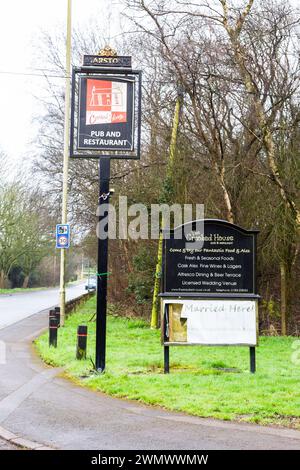 Dudley, West Midlands, Großbritannien. Februar 2024. Nach der Nachricht, dass die Besitzer des Crooked House, das letzten August niedergebrannt wurde, angewiesen wurden, den berühmten Pub in der Nähe von Dudley, West Midlands, wiederaufzubauen. Der Standort verschlechtert sich derzeit, und das Pub-Schild fällt auseinander. Quelle: Peter Lopeman/Alamy Live News Stockfoto