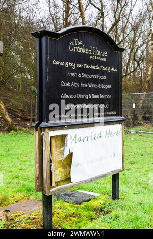 Dudley, West Midlands, Großbritannien. Februar 2024. Nach der Nachricht, dass die Besitzer des Crooked House, das letzten August niedergebrannt wurde, angewiesen wurden, den berühmten Pub in der Nähe von Dudley, West Midlands, wiederaufzubauen. Der Standort verschlechtert sich derzeit, und das Pub-Schild fällt auseinander. Quelle: Peter Lopeman/Alamy Live News Stockfoto