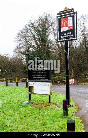 Dudley, West Midlands, Großbritannien. Februar 2024. Nach der Nachricht, dass die Besitzer des Crooked House, das letzten August niedergebrannt wurde, angewiesen wurden, den berühmten Pub in der Nähe von Dudley, West Midlands, wiederaufzubauen. Der Standort verschlechtert sich derzeit, und das Pub-Schild fällt auseinander. Quelle: Peter Lopeman/Alamy Live News Stockfoto