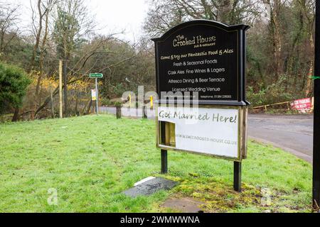 Dudley, West Midlands, Großbritannien. Februar 2024. Nach der Nachricht, dass die Besitzer des Crooked House, das letzten August niedergebrannt wurde, angewiesen wurden, den berühmten Pub in der Nähe von Dudley, West Midlands, wiederaufzubauen. Der Standort verschlechtert sich derzeit, und das Pub-Schild fällt auseinander. Quelle: Peter Lopeman/Alamy Live News Stockfoto