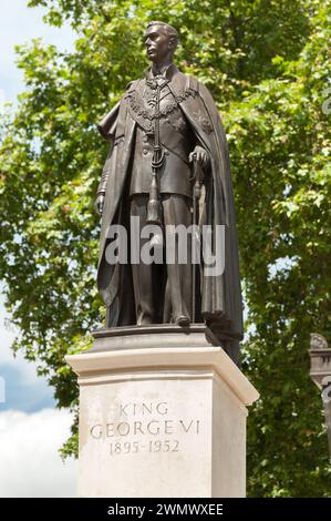 LONDON, UK - 3. JULI 2010: Bronzestatue von König Georg VI. - Der König von Georg VI. Und Queen Elizabeth Memorial Stockfoto