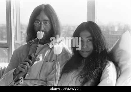 Amsterdam, Niederlande. März 1969. John Lennon und seine Frau Yoko Ono auf ihren Flitterwochen in Amsterdam. John Lennon und Yoko Ono im Bett im Hilton Hotel, während ihres Schlafens für Frieden in Amsterdam Stockfoto