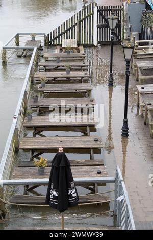 Henley on Thames, Oxfordshire, Großbritannien. Februar 2024. Pub-Tische umgeben von Hochwasser. Der Angel on the Bridge Pub an der Henley Bridge ist wegen Überschwemmungen geschlossen. Die Themse ist bei Henley on Thames in Oxfordshire über die Ufer geplatzt. Für Henley, Remenham und Medmenham gibt es eine Hochwasserwarnung für die Themse. Für morgen und Freitag ist ein starker Regen vorhergesagt. Quelle: Maureen McLean/Alamy Live News Stockfoto