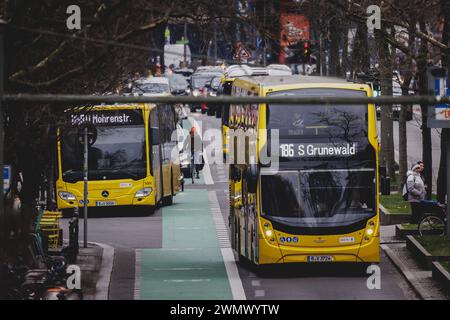 Zwei Busse der BVG fahren entlang der Schlossstraße in Berlin, 27.02.2024. Für Donnerstag und Freitag haben die Berliner Verkehrsbetriebe BVG Streik Stockfoto