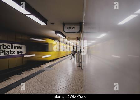 Die U-Bahnlinie 3 verkehrt am Fehrbelliner Platz in Wilmersdorf in Berlin, 27.02.2024. Für Donnerstag und Freitag haben die Berliner Verkehrsbetriebe Stockfoto