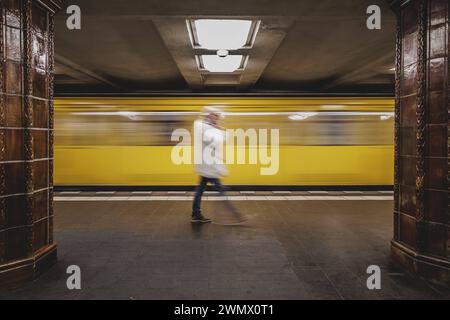 Die U-Bahnlinie 3 verkehrt am Fehrbelliner Platz in Wilmersdorf in Berlin, 27.02.2024. Für Donnerstag und Freitag haben die Berliner Verkehrsbetriebe Stockfoto