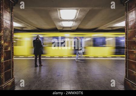 Die U-Bahnlinie 3 verkehrt am Fehrbelliner Platz in Wilmersdorf in Berlin, 27.02.2024. Für Donnerstag und Freitag haben die Berliner Verkehrsbetriebe Stockfoto