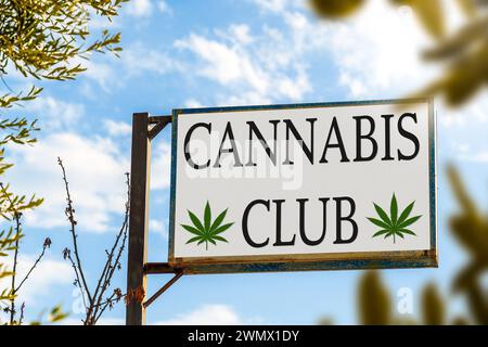 Augsburg, Bayern, Deutschland - 28. Februar 2024: Cannabis Club, Außenwerbung auf einem Schild vor einem Cannabis Social Club. FOTOMONTAGE *** Cannabis Club, Außenwerbung auf einem Schild vor einem Cannabis Social Club. FOTOMONTAGE Stockfoto