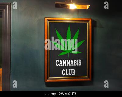 Augsburg, Bayern, Deutschland - 28. Februar 2024: Cannabis Club, Schild am Eingang eines Cannabis Social Clubs. FOTOMONTAGE *** Cannabis Club, Schild an dem eingang von einem Cannabis Social Club. FOTOMONTAGE Stockfoto