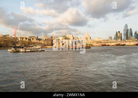 Die Blackfriars Station Railway Bridge überspannt die Themse mit der St Paul's Cathedral und der Skyline der City of London im Hintergrund Stockfoto