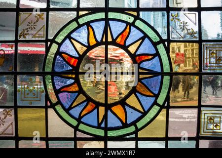 Blick durch ein buntes Buntglasfenster in Southwark Tavern, Borough Market, London, England, Großbritannien Stockfoto