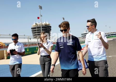 Sakhir, Bahrain. Februar 2024. Logan Sargeant (USA) Williams Racing läuft mit dem Team auf der Rennstrecke. 28.02.2024. Formel-1-Weltmeisterschaft, Rd 1, Grand Prix Von Bahrain, Sakhir, Bahrain, Vorbereitungstag. Das Foto sollte lauten: XPB/Alamy Live News. Stockfoto