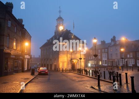 Brackley Rathaus im frühen Morgennebel. Brackley, Northamptonshire, England Stockfoto