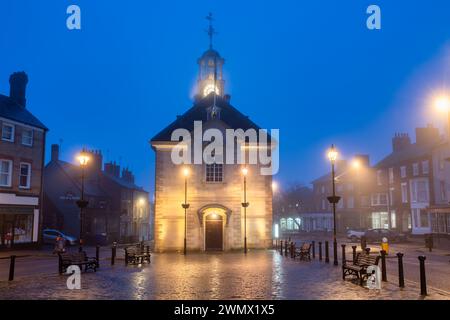 Brackley Rathaus im frühen Morgennebel. Brackley, Northamptonshire, England Stockfoto