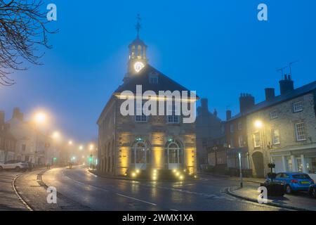 Brackley Rathaus im frühen Morgennebel. Brackley, Northamptonshire, England Stockfoto