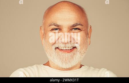 Älterer Großvater, Großvater Rentner, Rentner-Konzept. Reifer Mann. Nahaufnahme des gutaussehenden, ernsten älteren Senior. Porträt gesund Happy Smile Senior Stockfoto