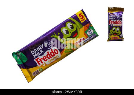 Packung Cadbury Milchmilch Freddo Caramel Packung mit einem Stab isoliert auf weißem Hintergrund - 5er Packung Stockfoto