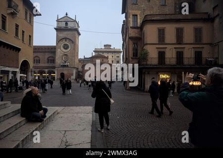 Mantova, Italien - Februar 2024 - Kirche San Lorenzo und Glockenturm daneben auf einem von weitem gesehen Platz Stockfoto