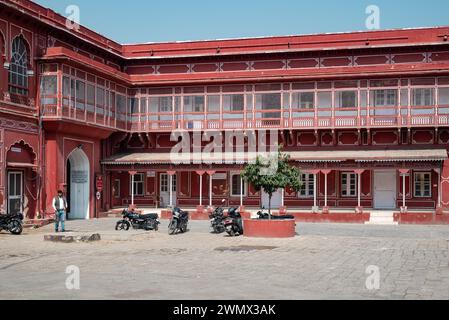 16. Februar 2024 Jaipur, Rajasthan, Indien. Stadtpalast, Verwaltungssitz des Staates, erbaut von Maharaja Sawai Jai Singh II in Mogul und R. Stockfoto