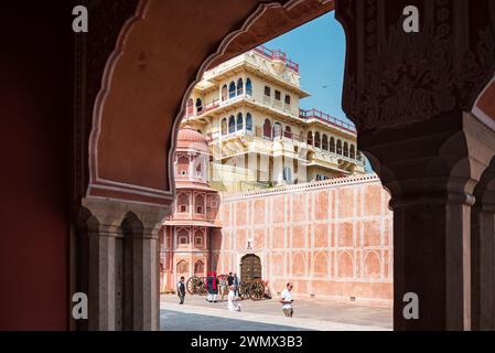 16. Februar 2024 Jaipur, Rajasthan, Indien. Stadtpalast, Verwaltungssitz des Staates, erbaut von Maharaja Sawai Jai Singh II in Mogul und R. Stockfoto