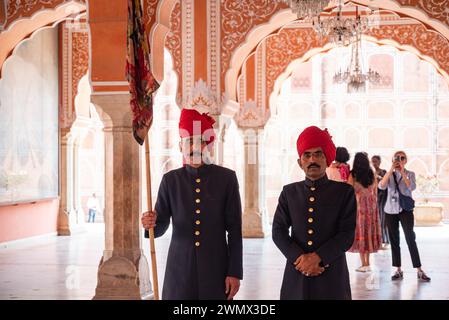 16. Februar 2024 Jaipur, Rajasthan, Indien. Wächter im Stadtpalast, Verwaltungssitz des Staates, erbaut von Maharaja Sawai Jai Singh II. In Stockfoto