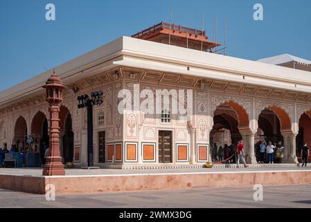 16. Februar 2024 Jaipur, Rajasthan, Indien. Stadtpalast, Verwaltungssitz des Staates, erbaut von Maharaja Sawai Jai Singh II in Mogul und R. Stockfoto