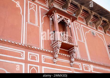 16. Februar 2024 Jaipur, Rajasthan, Indien. Stadtpalast, Verwaltungssitz des Staates, erbaut von Maharaja Sawai Jai Singh II in Mogul und R. Stockfoto