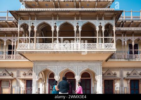 16. Februar 2024 Jaipur, Rajasthan, Indien. Stadtpalast, Verwaltungssitz des Staates, erbaut von Maharaja Sawai Jai Singh II in Mogul und R. Stockfoto