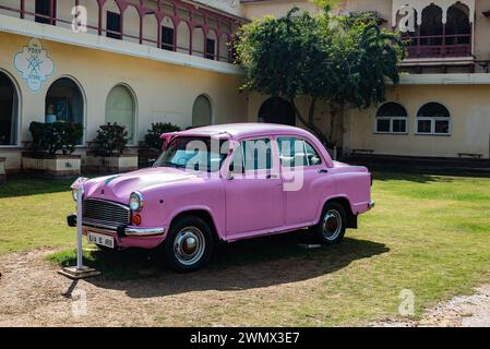 16. Februar 2024 Jaipur, Rajasthan, Indien. Rosa Oldtimer im Garten des Stadtpalastes, Verwaltungssitz des Staates, erbaut von Maharaja Stockfoto