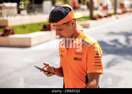 Sakhir, Bahrain - 28.02.2024NORRIS Lando (gbr), McLaren F1 Team MCL38, Porträt während des Formel 1 Gulf Air Bahrain Grand Prix 2024, 1. Runde der FIA Formel-1-Weltmeisterschaft 2024 vom 29. Februar bis 2. März 2024 auf dem Bahrain International Circuit in Sakhir, Bahrain - Foto Xavi Bonilla/DPPI Credit: DPPI Media/Alamy Live News Stockfoto