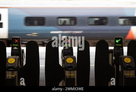 Fahrkartensperren am Bahnhof Coventry, West Midlands, England, Großbritannien Stockfoto