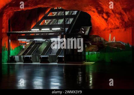 STOCKHOLM, SCHWEDEN - 27. JUNI 2016: Dies sind Rolltreppen der U-Bahn-Station Solna-Centrum. Stockfoto