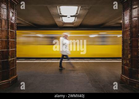 Berlin, Deutschland. Februar 2024. Die U-Bahn-Linie 3 fährt am Fehrbelliner Platz in Wilmersdorf in Berlin am 27. Februar 2024. Die Berliner Verkehrsgesellschaft (BVG) hat für Donnerstag und Freitag Streiks angekündigt. Quelle: dpa/Alamy Live News Stockfoto