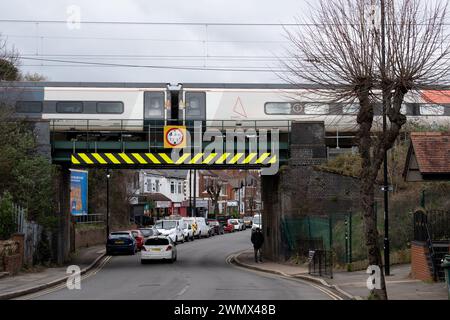 Ein Zug von Avanti West Coast Pendolino überquert eine Brücke in der Albany Road, Coventry, Großbritannien Stockfoto