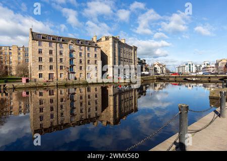 Gebäude spiegeln sich im Wasser der Leith, Edinburgh, Schottland Stockfoto